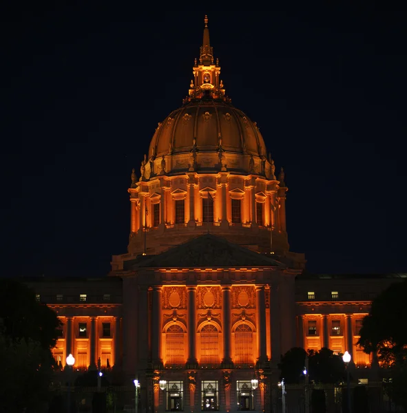 在晚上的旧金山市政厅 — 图库照片