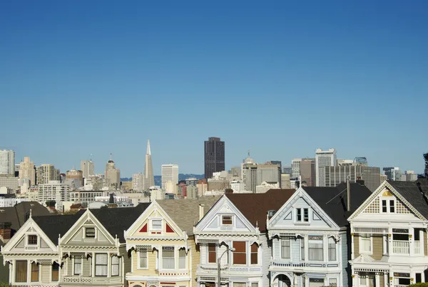 Alamo platz mit der silhouette von san francisco — Stockfoto