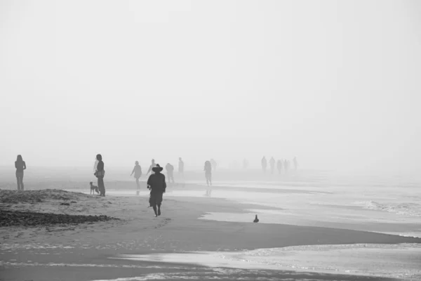 Passeggiatori mattutini a Ocean Beach, San Francisco — Foto Stock