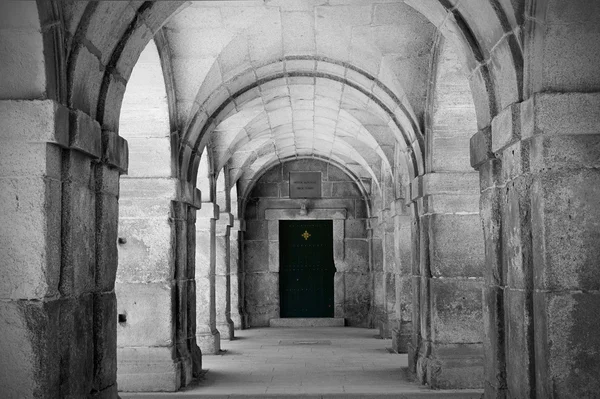 Porta de madeira e arcos de pedra — Fotografia de Stock