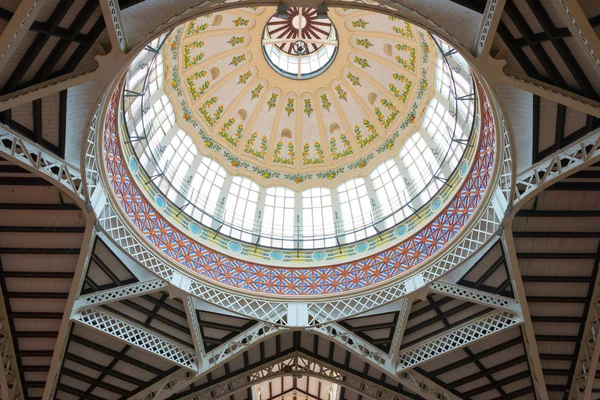 在瓦伦西亚的中央市场的玻璃穹顶 — 图库照片
