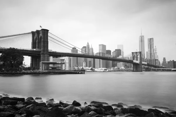 Brooklyn Köprüsü ve aşağı manhattan, new york — Stok fotoğraf