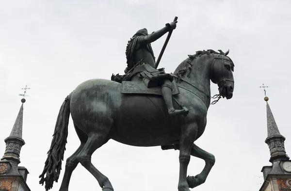 Equestrian bronze statue against a cloudy sky — Stock Photo, Image
