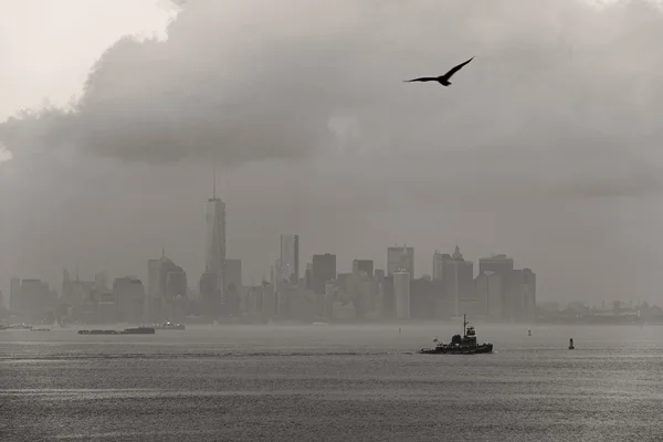 Lower Manhattan på en tåkete sommerettermiddag, New York City – stockfoto