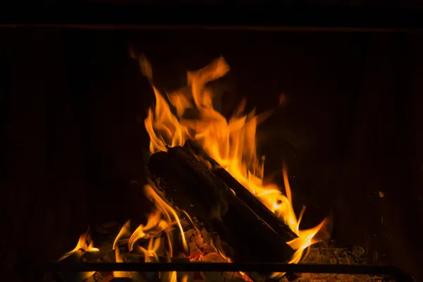 Пламя камина зимой — стоковое фото