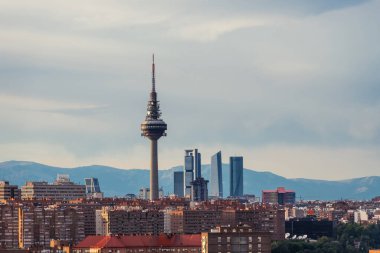 Madrid 'in gökdelenleri Cerro del Tio Pio' dan görüleceği gibi, televizyon kulesi ve Castellana boyunca gökdelenler tanınacak..