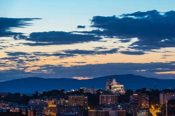 Die Skyline Von Madrid Der Abenddämmerung Vom Cerro Del Tio — Stockfoto