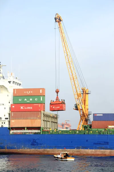 Container being lifted — Stock Photo, Image