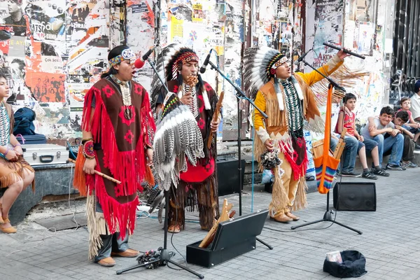 Amerindians perform on the street — Stock Photo, Image