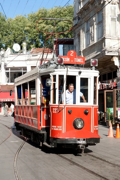 Tram nostálgico vermelho — Fotografia de Stock