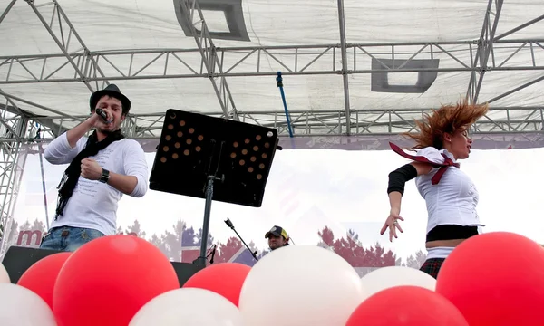 Cantora se apresenta no palco — Fotografia de Stock