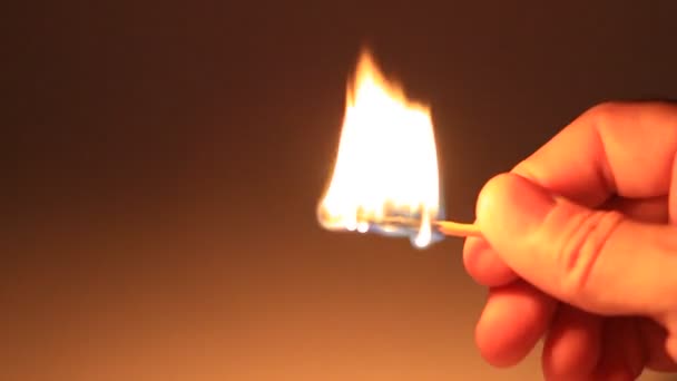 L'homme tient une allumette allumée 