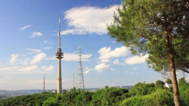 TV iletim anten kulesi. Timelapse