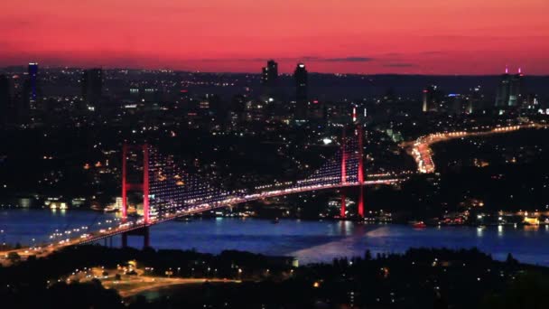 İstanbul Boğazı Köprüsü gün batımında — Stok video