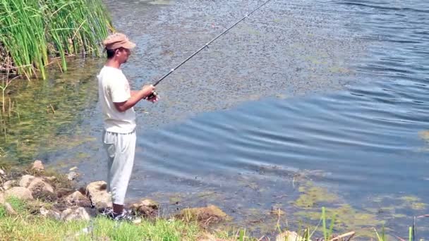 Pescatore lancia pesca affronta — Video Stock