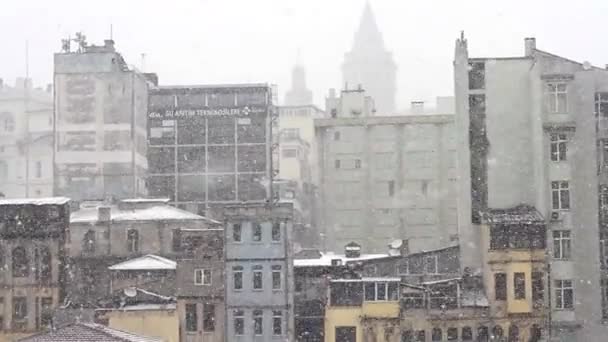 それはイスタンブールで雪が降っています。 — ストック動画