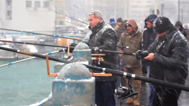 Pesca en el puente de Galata, Estambul — Vídeo de stock