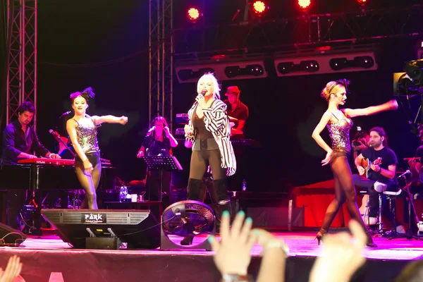 sahne arasında heyecan seyirciler sahnede konser