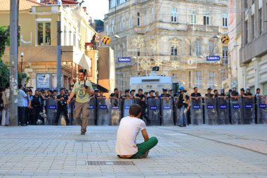 Istiklal street, gösterici