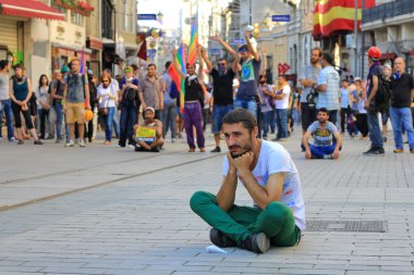 bir protestocu polisin oturur