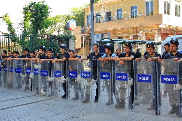 Linha da polícia de choque — Fotografia de Stock