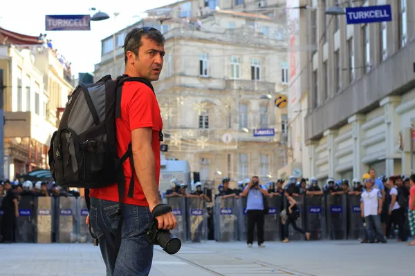 Photographe devant la ligne de police — Photo