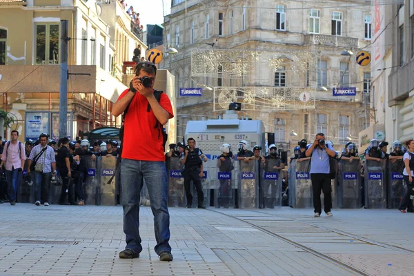 Φωτογράφος μπροστά από τη γραμμή αστυνομίας — Φωτογραφία Αρχείου