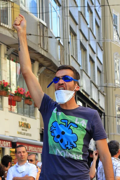 Protesteerder maakt overwinning teken — Stockfoto