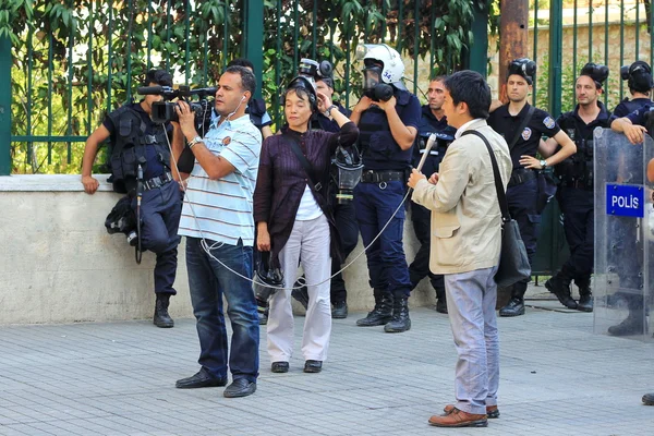 Jornalistas relatando a partir do campo — Fotografia de Stock