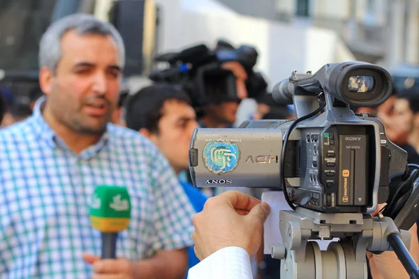 Periodistas reportando desde el campo — Foto de Stock