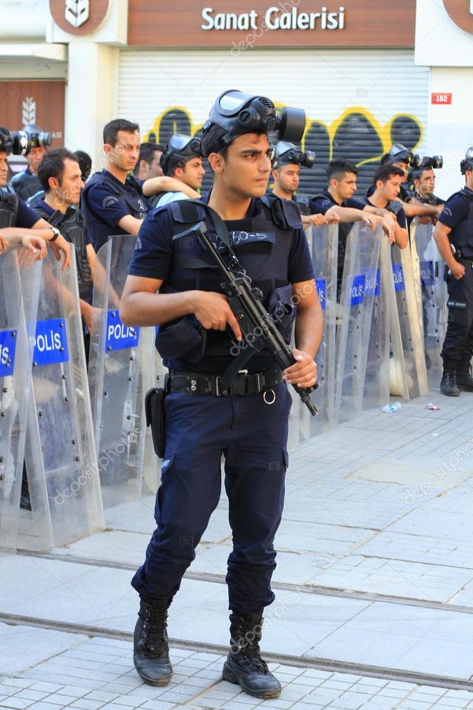 Police in full riot gear – Stock Editorial Photo © faraways #27283433