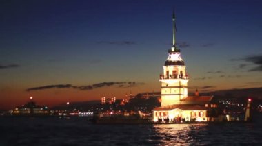 İstanbul, genç kızları erken akşam saatlerinde kule.