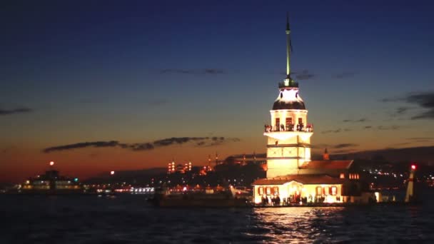 夕方にイスタンブール、乙女を塔します。 — ストック動画