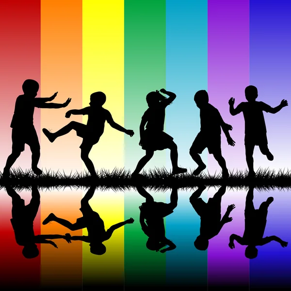 虹の背景で遊ぶ子供のシルエット — ストック写真
