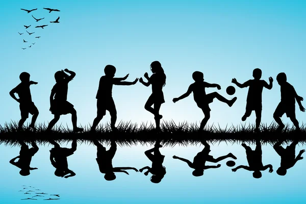 Grupo de siluetas infantiles jugando al aire libre cerca de un lago —  Fotos de Stock