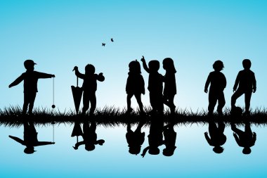 Grup bir göl kenarında açık oynayan çocuklar silhouettes