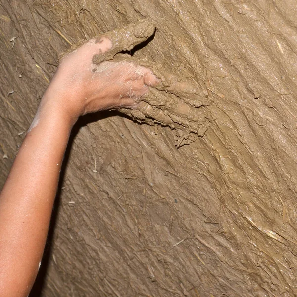 Hand Young Woman Who Builds Ecological Wall Clay Straw Plaster — Stock fotografie