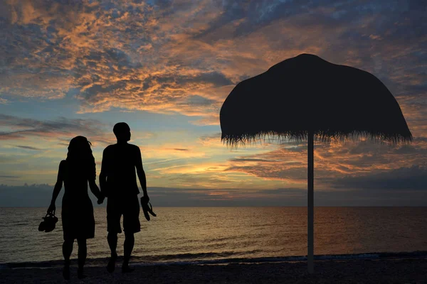 Romantic Couple Walking Beach Holding Hands Together Sunset Slippers Hand — стоковое фото