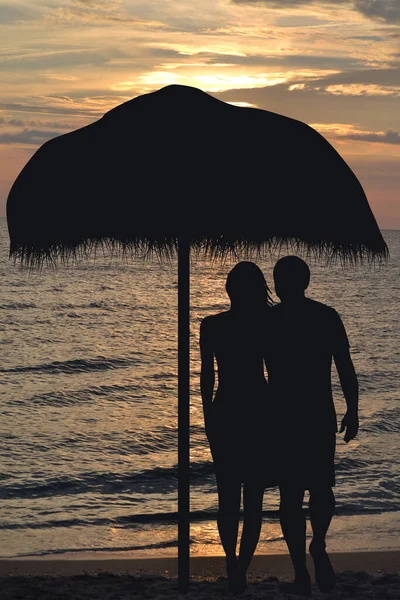 Romantic Couple Beach Straw Umbrella Hugging Sunrise — Stock fotografie