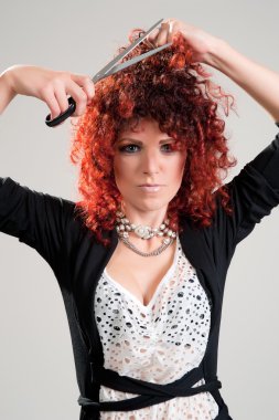 makas ile güzel kızıl saçlı kız