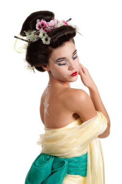 genç kadın giyiyor geyşa kostüm