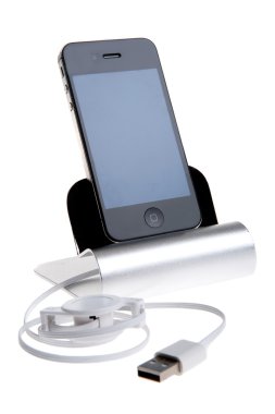 bağdaştırıcı üzerindeki beyaz arka plan ile cep telefonu