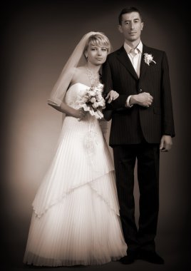 Yeni evli çift koyu arka plan üzerinde