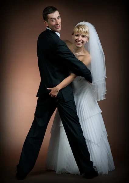 Casamento recém-casado no fundo escuro — Fotografia de Stock