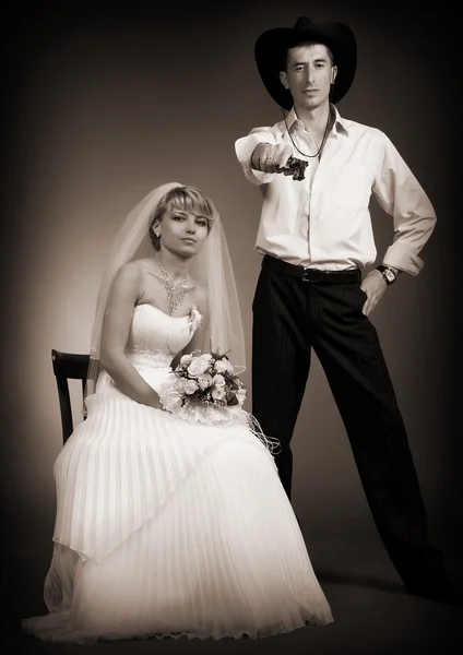 Novomanželé na tmavém pozadí — Stock fotografie