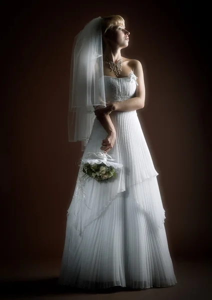 Красивая невеста на темном фоне — стоковое фото