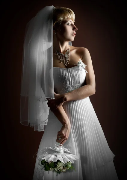 Красивая невеста на темном фоне — стоковое фото