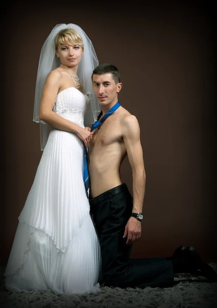 Nyligen gift par på mörk bakgrund — Stockfoto