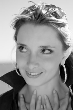 esmer kadının deniz arka plan siyah beyaz portre