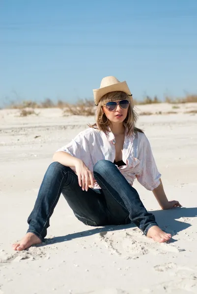 Mujer rubia acostada en la playa arena —  Fotos de Stock
